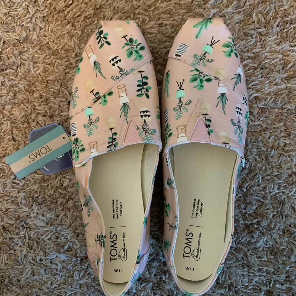 NWT plant toms